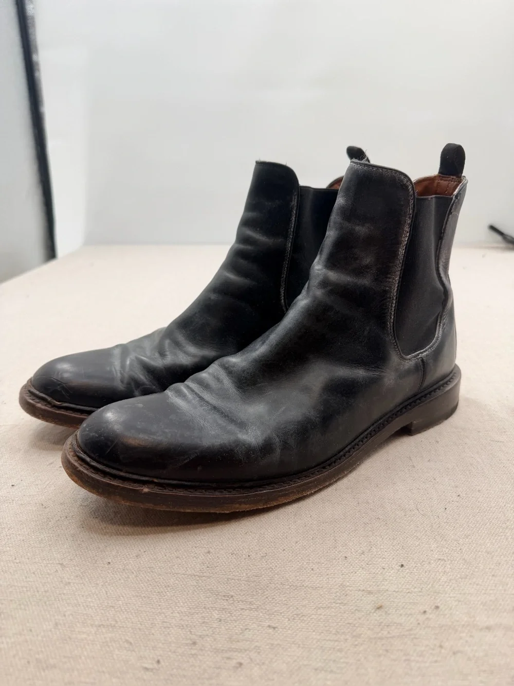 Frye Black Leather Chelsea Boots for Men - Classic Slip-On Style